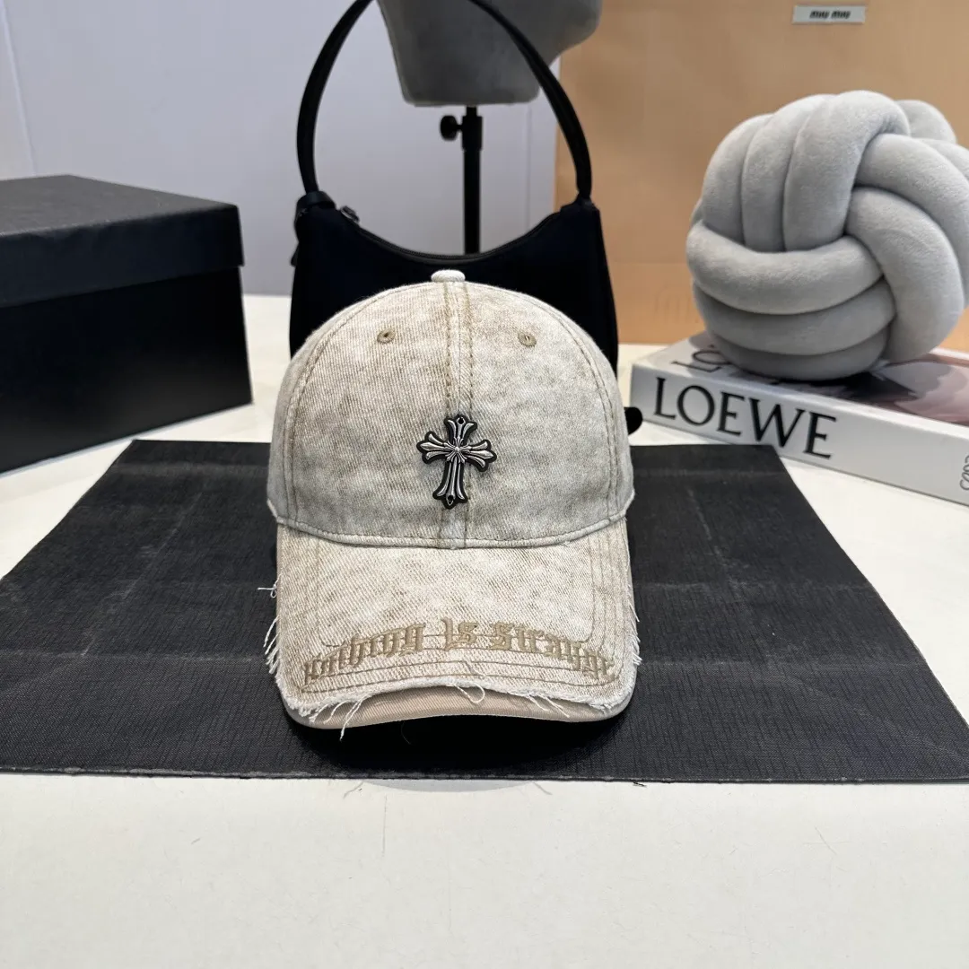 P60 Crow Heart 🆕🆕New baseball cap, stylish and classic cross logo, casual with a cool feeling, unisex style, same style for men and women! Very easy to match! Head circumference: 56-58cm is available
